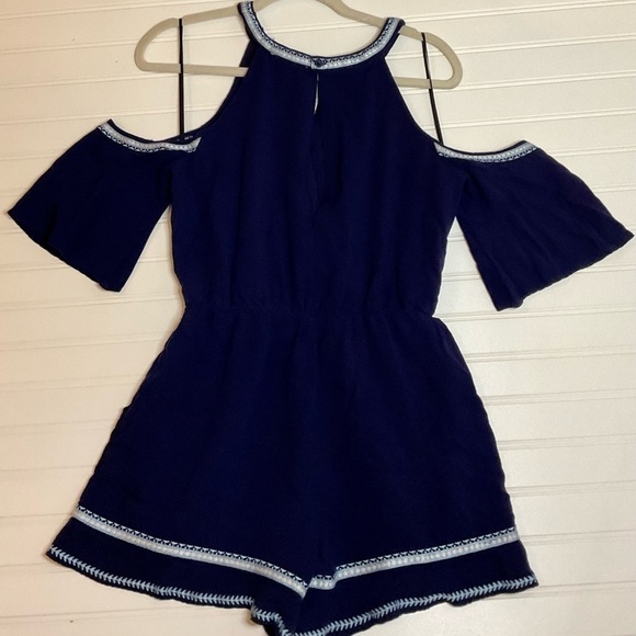Skies are blue size small woman’s cold shoulder shorts romper - Picture 2 of 5